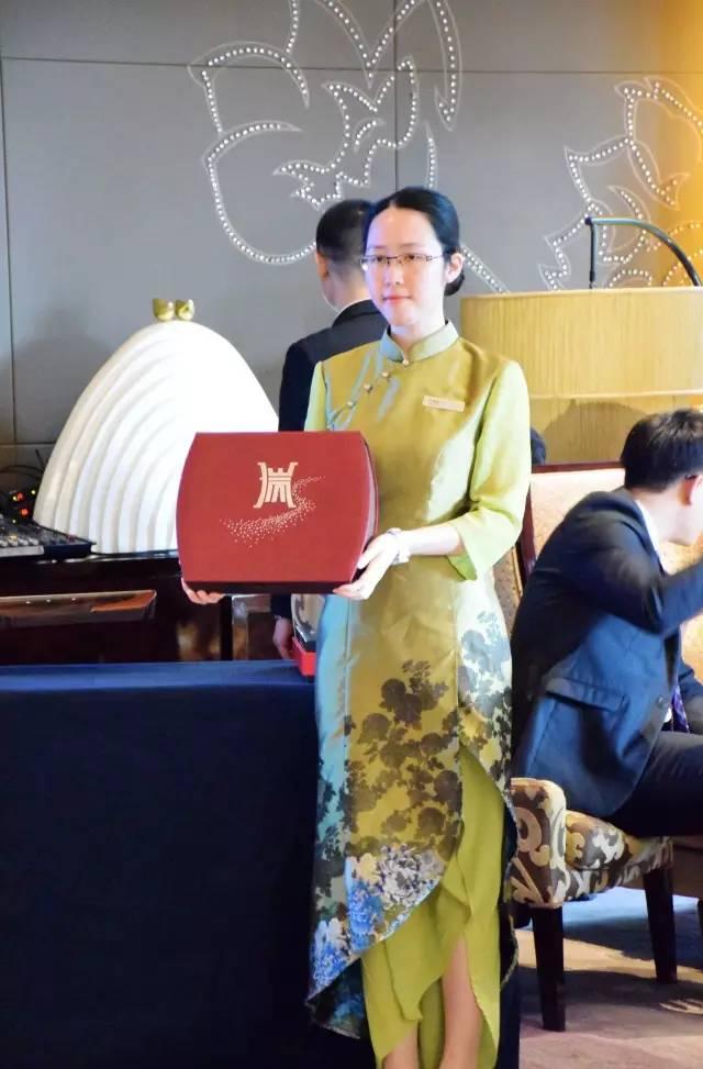模特展示增城月饼 模特展示增城月饼