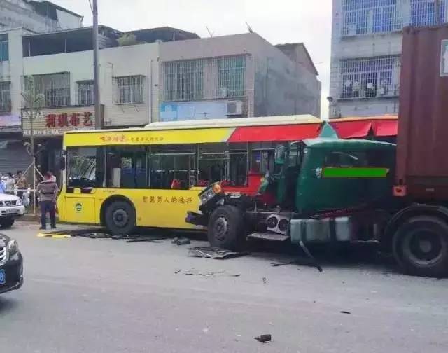 增城福和六车相撞!摩托车成个散架了 增城福和六车相撞!摩托车成个散架了