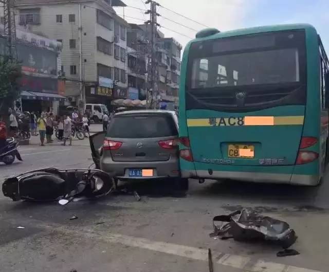 增城福和六车相撞!摩托车成个散架了 增城福和六车相撞!摩托车成个散架了