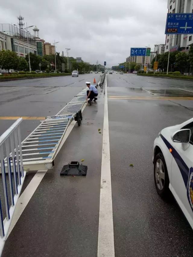 路边护栏部分被吹倒 路边护栏部分被吹倒