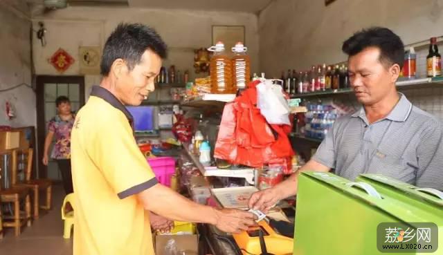 村民正在使用终端德生宝 村民正在使用终端德生宝