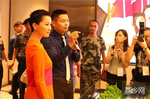 女星佘诗曼参观增城时代廊桥沙盘 女星佘诗曼参观增城时代廊桥沙盘
