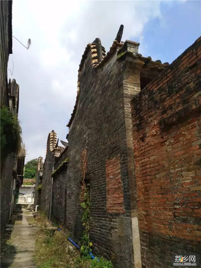 路边村祠道旁的古屋